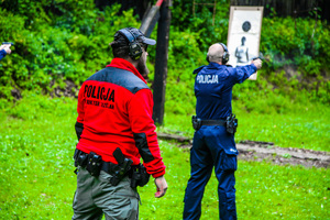 Policjanci podczas szkolenia strzeleckiego