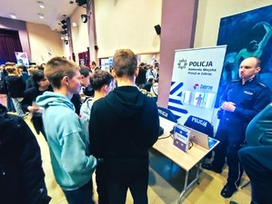 Na zdjęciu policjant podczas spotkania &quot;Zawód od kuchni&quot;