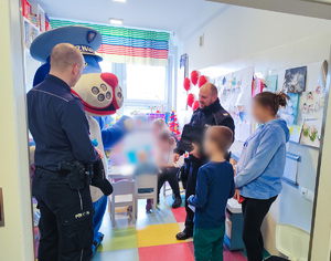 Policjanci podczas wizyty w szpitalu z dziećmi.