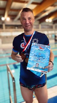 Jordan Kowalczyk z medalami i dyplomem