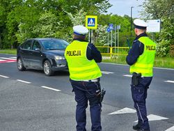 Na zdjęciu policjanci podczas kontroli prędkości