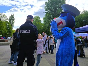 Na zdjęciu policjant i Sznupek podczas pikniku