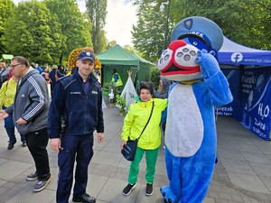 Na zdjęciu policjant i Sznupek podczas pikniku