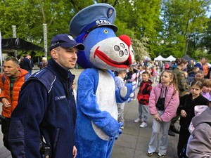 Na zdjęciu policjant i Sznupek podczas pikniku