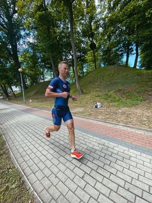 Zastępca Komendanta Komisariatu I Policji w Zabrzu asp.szt. Jordan Kowalczyk podczas VI Mistrzostw Polski Policjantów w Triathlonie.