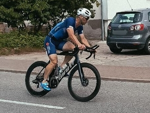 Zastępca Komendanta Komisariatu I Policji w Zabrzu asp.szt. Jordan Kowalczyk podczas VI Mistrzostw Polski Policjantów w Triathlonie.