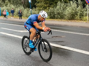 na zdjęciu aspirant sztabowy Jordan Kowalczyk na rowerze