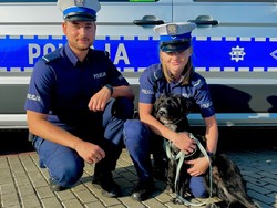 na zdjęciu policjanci z uratowanym psem