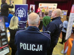 Policjanci podczas wydarzenia zawód od kuchni
