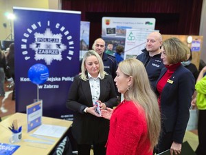 Policjanci podczas wydarzenia zawód od kuchni