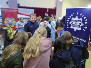 Policjanci podczas wydarzenia zawód od kuchni