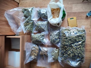 na zdjęciu zabezpieczano narkotyki