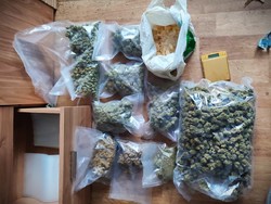 na zdjęciu zabezpieczano narkotyki