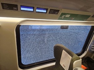 na zdjeciu uszkodzona szyba