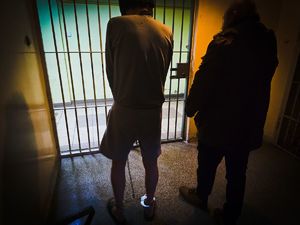 na zdjęciu policjant i zatrzymana osoba