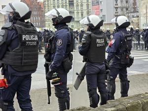 na zdjęciu policjanci podczas zabezpieczenia meczu