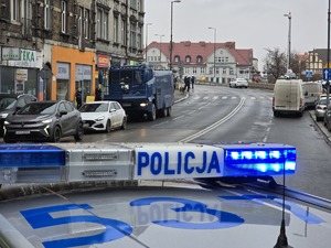 na zdjęciu policjanci podczas zabezpieczenia meczu