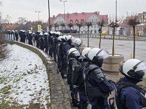 na zdjęciu policjanci podczas zabezpieczenia meczu