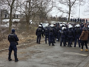 Policjanci podczas zabezpieczenia meczu