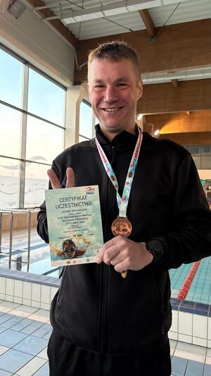 policjant z dyplomem i medalem