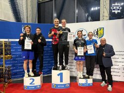 osoby stojące na podium