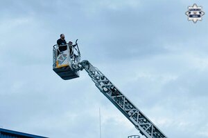 policjanci w zwyżce straży pożarnej