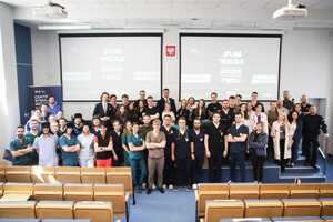 policjant podczas prelekcji na zawodach SUM WARS 2026