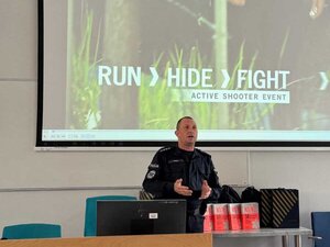 policjant podczas prelekcji na zawodach SUM WARS 2026