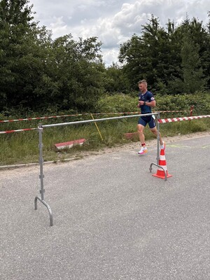 policjant podczas zwodów triathlonowych