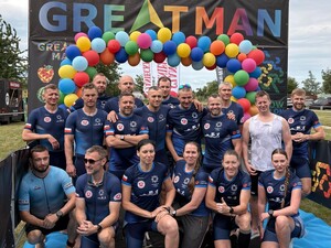 policjant podczas zwodów triathlonowych