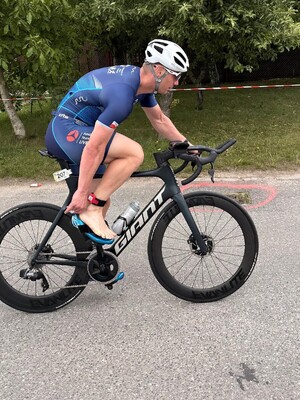 policjant podczas zwodów triathlonowych
