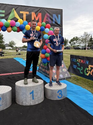 policjant podczas zwodów triathlonowych