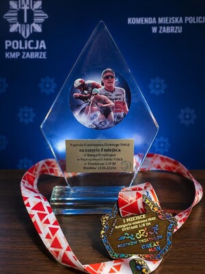 policjant podczas zwodów triathlonowych