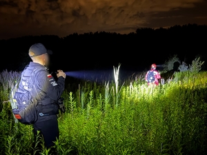 Zdjęcia przedstawiające Policję, Górnośląską Grupę Poszukiwawczo-Ratowniczą oraz Państwową Straż Pożarną prowadzących poszukiwania.