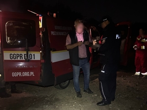 Zdjęcia przedstawiające Policję, Górnośląską Grupę Poszukiwawczo-Ratowniczą oraz Państwową Straż Pożarną prowadzących poszukiwania.