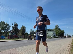 Policjant na  zawodach triatlonowych