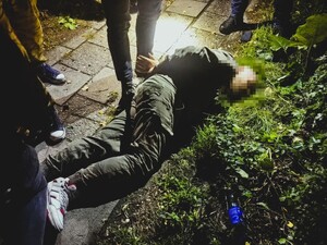 zatrzymany lezący na ziemi skuty kajdankami