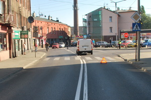 Przejście dla pieszych i stojący za nim mercedes vito uczestniczący w wypadku