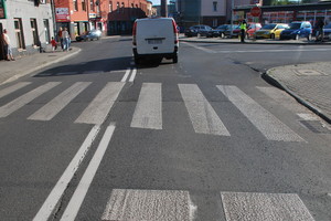 Przejście dla pieszych i stojący za nim mercedes vito uczestniczący w wypadku