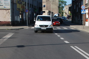 Przejście dla pieszych i stojący przed nim mercedes vito uczestniczący w wypadku