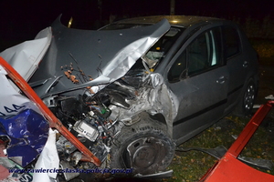 Rozbity na słupie Peugeot 307, skradziony wcześniej przez pijanego sprawcę.