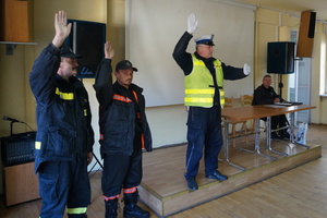 Policjant z wydziału ruchu drogowego szkoli strażaków w zakresie kierowania ruchem