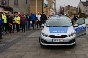 Mieszkańcy Łaz oglądają nowy radiowóz