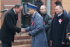 Burmistrz Łaz - Maciej Kaczyński przekazuje kluczyki do nowego radiowozu Komendantowi Powiatowemu Policji w Zawierciu mł.insp. Ryszadowi Skowrońskiemu