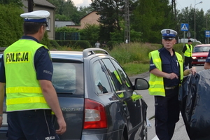 Policjanci zabezpieczający miejsce wypadku