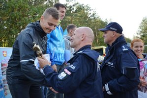 Inspektor Tomasz Kubicki wspólnie z inspektorem Jackiem Kurdybelskim wręczają puchary zawodnikom.