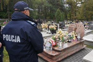 Policjanci stoi przed grobem sierżanta Grzegorza Załogi