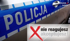 Na zdjęciu widoczne oznakowanie odblaskowe radiowozu napis: POLICJA. W dolnym prawym rogu widać grafikę czerwony znak X i napis: nie reagujesz akceptujesz!