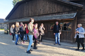 Wizyta młodzieży w miejscu pamięci Auschwitz.