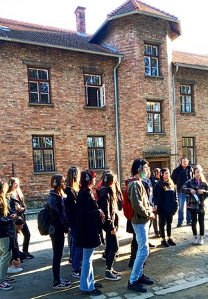 Wizyta młodziezy w miejscu pamięci Auschwitz.
